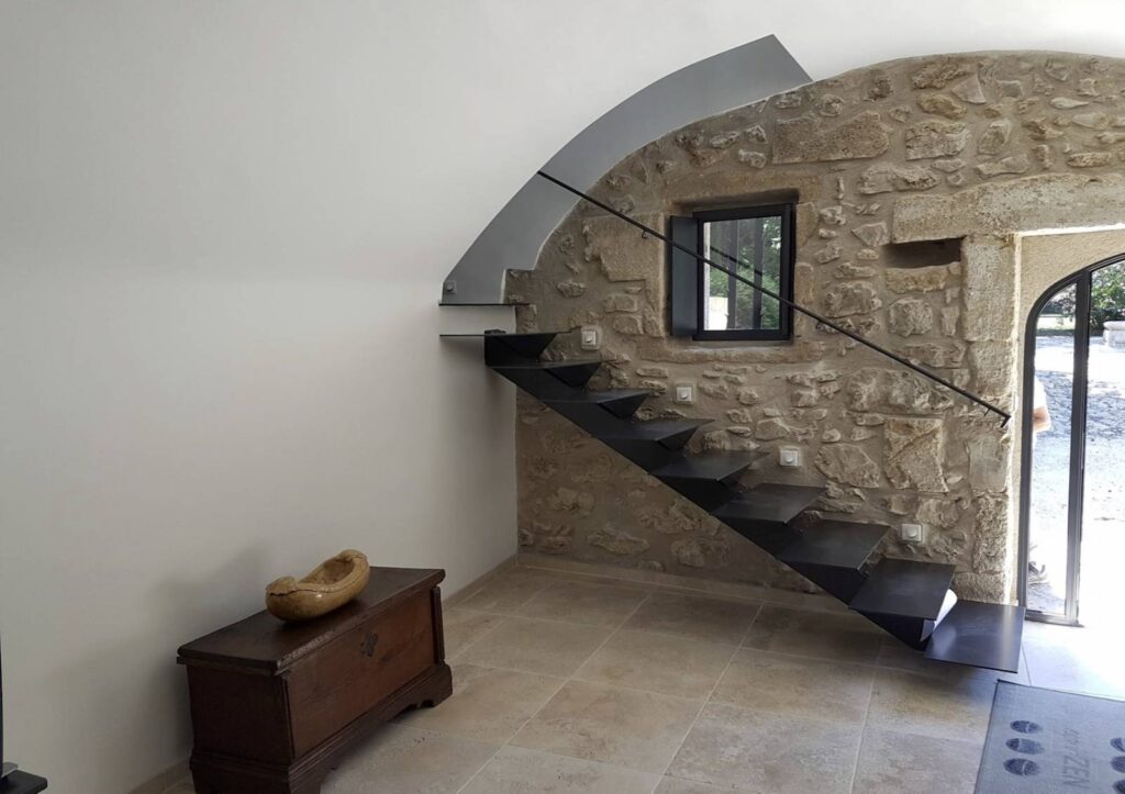 Poser une rampe d’escalier sur un mur à Salon de Provence (13)