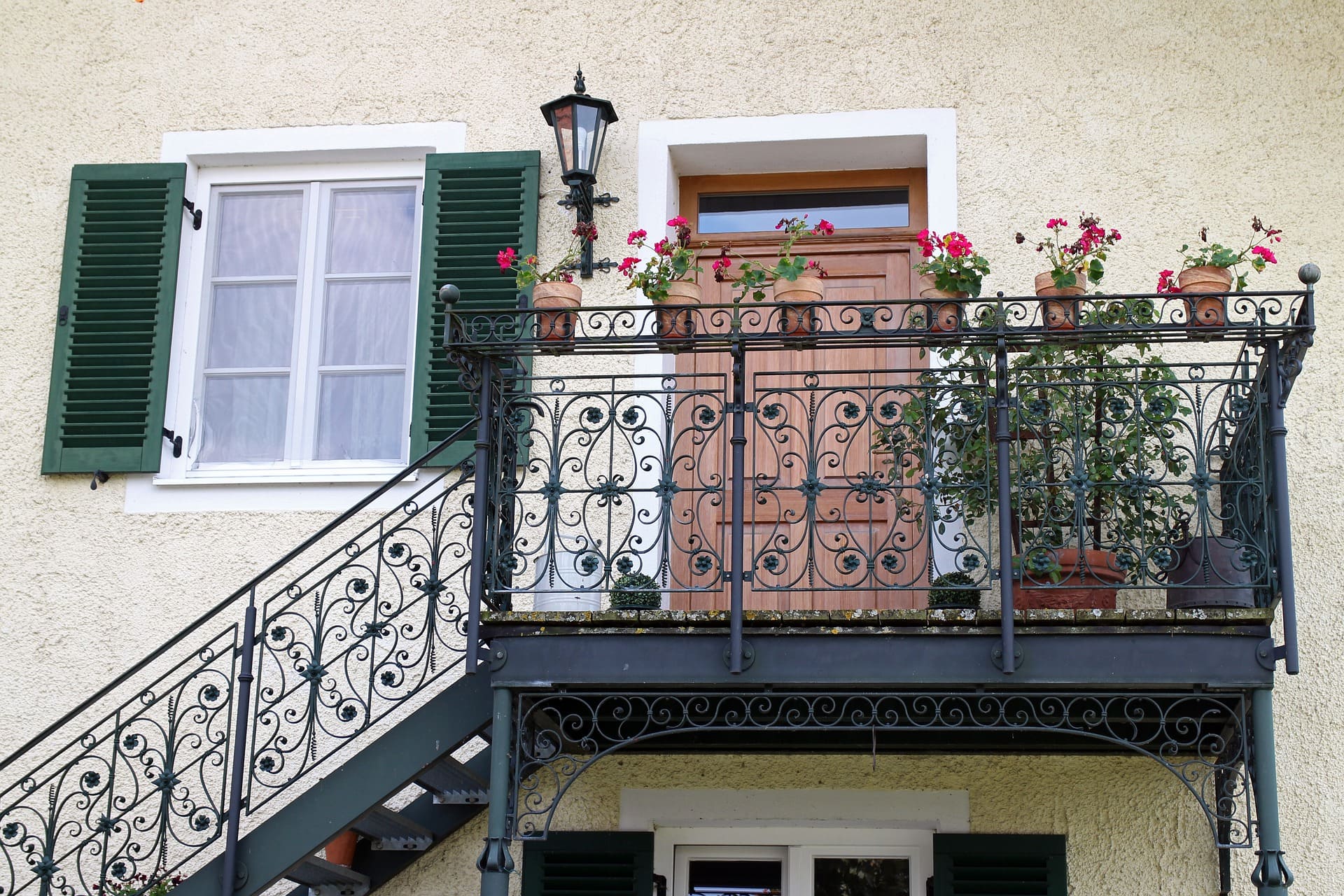 balcon avec garde-corps en fer forgé